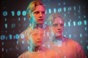 Dijital ikili bindirme ile yaratıcı erkek portresi, modern bir sanatsal stil sergiliyor. - yapay zeka seo