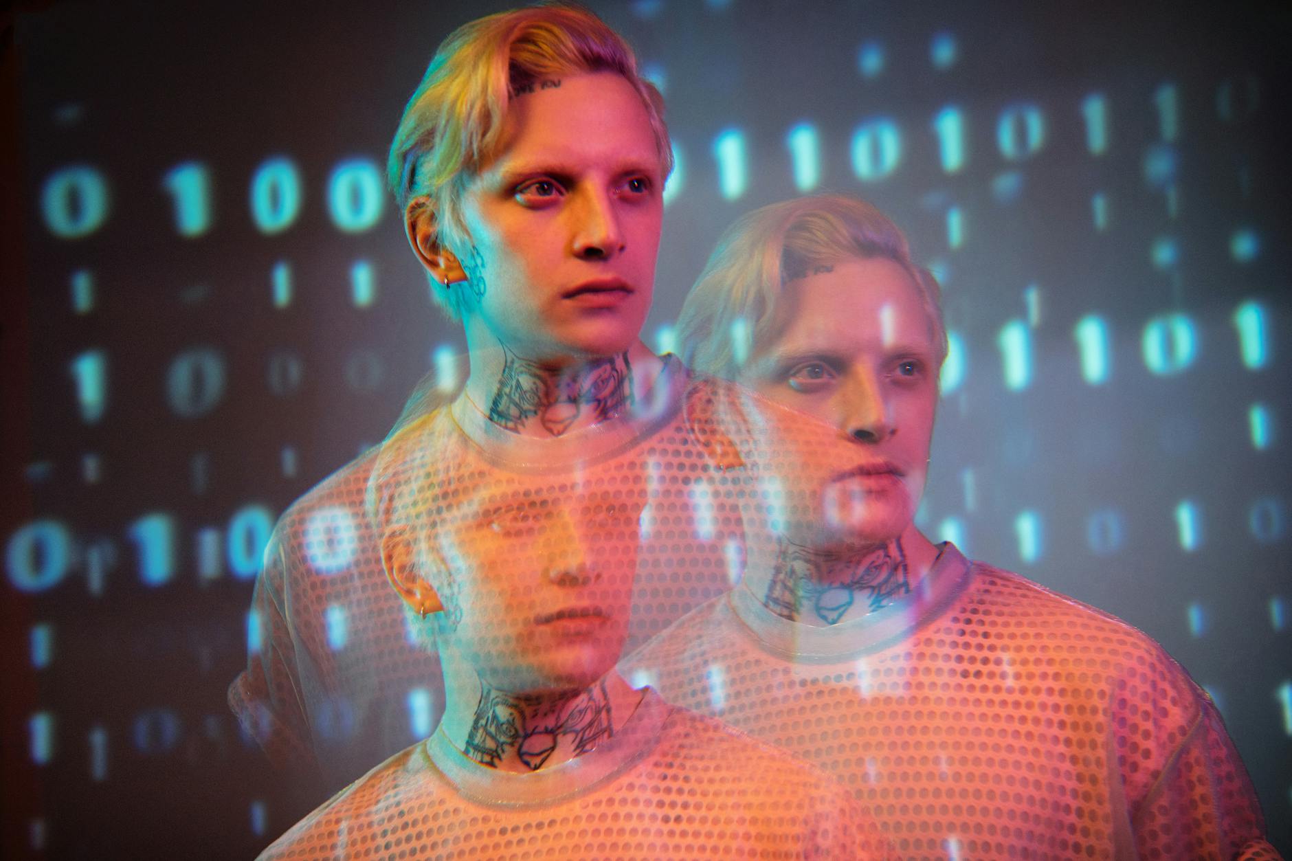 Dijital ikili bindirme ile yaratıcı erkek portresi, modern bir sanatsal stil sergiliyor. - yapay zeka seo