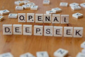 Ahşap masa üzerinde "OpenAI" ve "DeepSeek" yazan ahşap Scrabble harflerinin yakın çekimi. - Galatasaray şampiyonluk sırrı